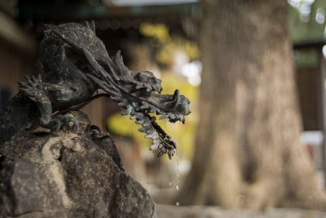 神社の手水舎の龍の彫刻