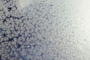 車のフロントガラスの霜